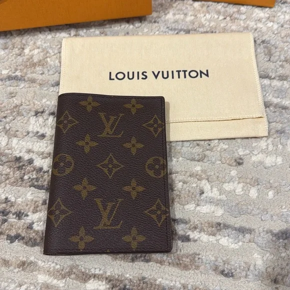 Louis Vuitton passport cover - Picture 3 of 12